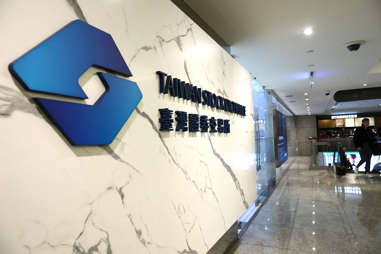 中纖拋1.58萬張台中銀套現3.24億 「賣金融、買AI」優化資產配置
