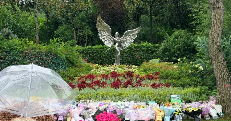 李玟墓園有許多粉絲送來的悼念花束。翻攝李思林微博