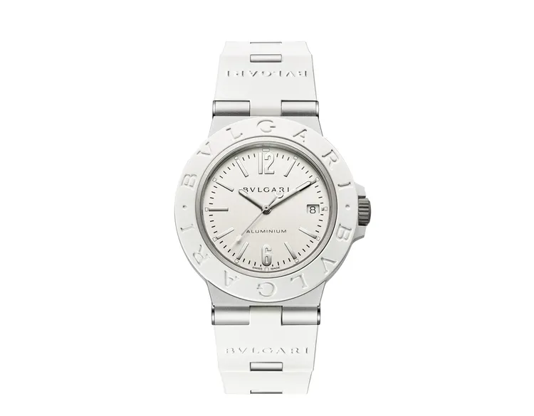 寶格麗BVLGARI ALUMINIUM白色自動腕錶，40mm，鋁合金材質搭配噴砂與緞面鈦金屬底蓋（白色橡膠錶圈），乳白漆面錶盤（搭配鍍銠指針與時標），白色橡膠錶帶（搭配噴砂鋁合金鍊結與針式錶扣），寶格麗自製自動上鍊機芯 B77，動力儲存42小時，防水深度100米，價格店洽。品牌提供