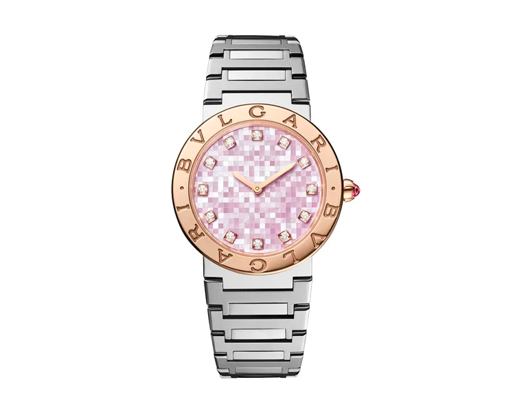 寶格麗BVLGARI BVLGARI精鋼與玫瑰金腕錶，33mm，拋光精鋼材質搭配玫瑰金錶圈（錶冠鑲嵌1顆蛋面切割粉紅碧璽），粉色珍珠貝母馬賽克錶盤（鑲嵌12顆圓形明亮切割鑽石時標），拋光與緞面磨砂精鋼錶帶，寶格麗自製精準石英機芯，防水深度30米，價格店洽。品牌提供