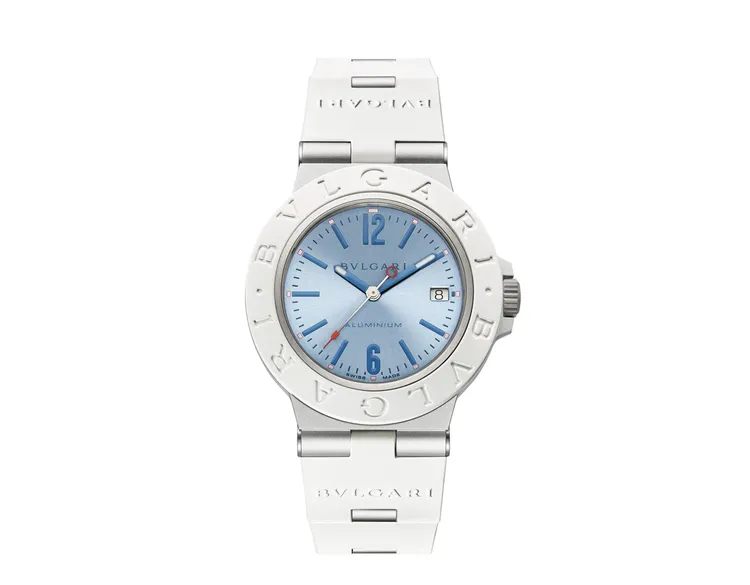 寶格麗BVLGARI ALUMINIUM 藍色自動腕錶，40mm，鋁合金材質搭配噴砂與緞面鈦金屬底蓋（白色橡膠錶圈），藍色太陽放射紋錶盤（搭配藍色漆面黃銅指針與時標），白色橡膠錶帶（搭配噴砂鋁合金鍊結與針式錶扣），寶格麗自製自動上鍊機芯 B77，動力儲存42小時，防水深度100米，限量500只，價格店洽。品牌提供