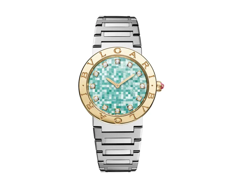 寶格麗BVLGARI BVLGARI精鋼與黃金腕錶，33mm，拋光精鋼材質搭配黃金錶圈（錶冠鑲嵌1顆蛋面切割粉紅碧璽），綠色珍珠貝母馬賽克錶盤（鑲嵌12顆圓形明亮切割鑽石時標），拋光與緞面磨砂精鋼錶帶，寶格麗自製精準石英機芯，防水深度30米，價格店洽。品牌提供

