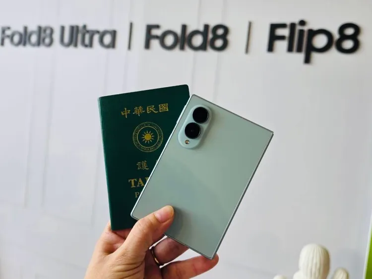 Galaxy Z Fold8採用接近護照大小的寬版摺疊設計，主打影音娛樂、閱讀及單手操作，台灣建議售價5萬9,900元起，將於7月30日開放預購、8月14日正式上市。趙筱文攝