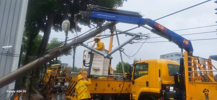 台電彰化區處搶修受損的電力設施。台電提供