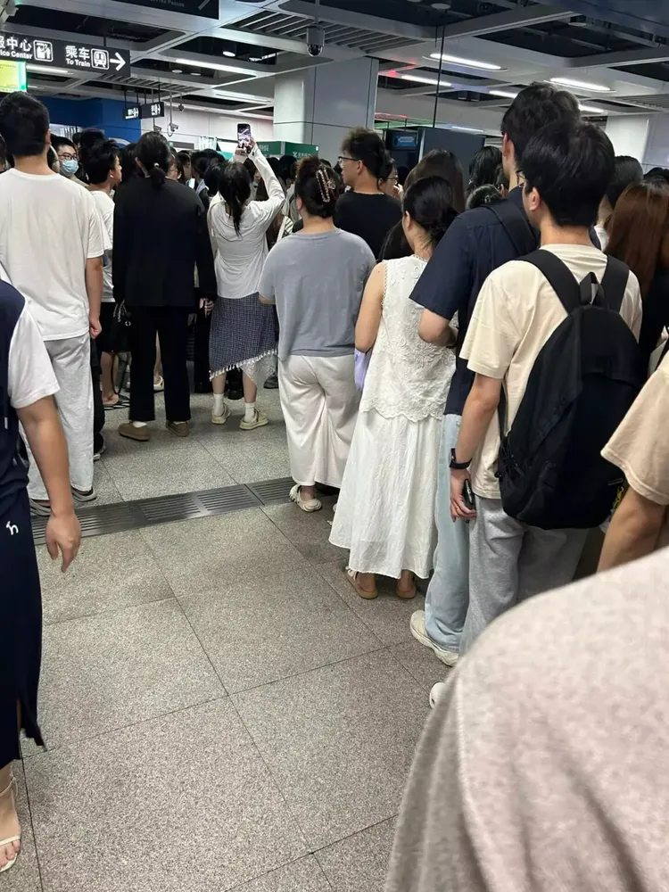 站內大排長龍。翻攝網路