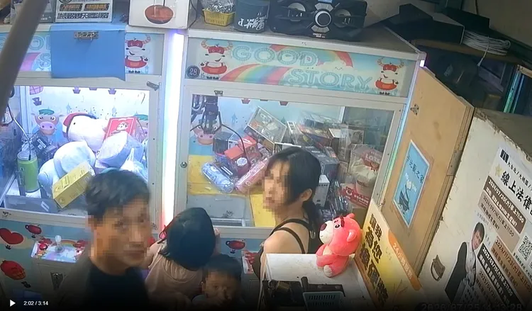 男童發現監視器，父母還轉頭一看。讀者提供