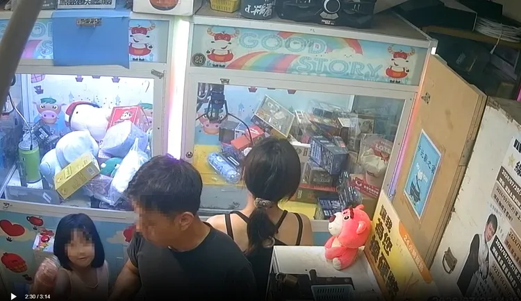 父母與孩子在行竊後仍有說有笑。讀者提供