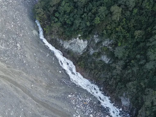 花蓮萬里溪堰塞湖今天凌晨開始溢流　下游河道紅色警戒民眾勿靠近溪床