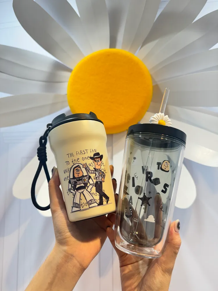 PEACEMINUSONE《玩具總動員》聯名不鏽鋼水杯（左）920元、透明水杯（右）780元。劉旻君攝