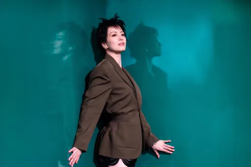短髮女神梁詠琪解放雪白長腿　看不出實際年齡50歲了！