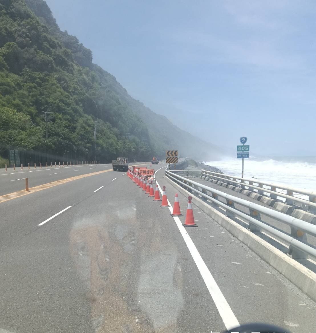 巴威颱風掀大浪 台9線金崙至多良段今下午起交管