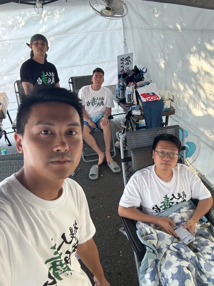 楊植斗、賴苡任、何元楷、張家馨等人在凱道前發起「接力絕食」抗議。翻攝何元楷臉書