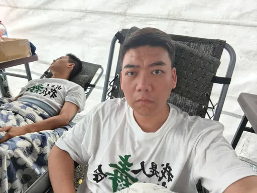 藍營小雞PO「絕食憔悴照」　這2字又讓網友笑了！