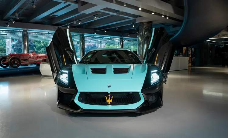 GT2 Stradale「Tribute to MC12」最大的特色，在於重新演繹Maserati經典的Leggenda車身塗裝。業者提供