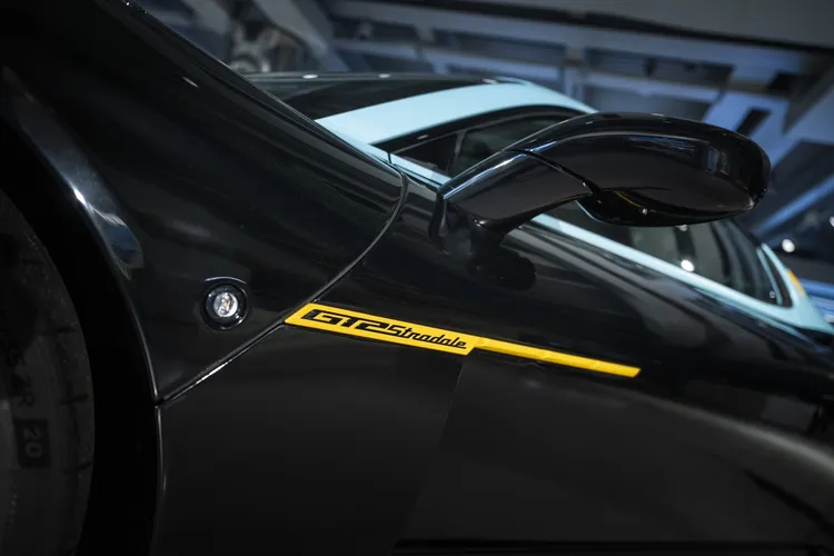 GT2 Stradale於Modena製造，是品牌將GT2賽車技術導入道路車款的重要里程碑，搭載640匹馬力海王星Nettuno V6雙渦輪增壓引擎，僅需2.8秒即可完成0至100加速。業者提供