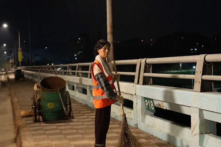 萬芳掃橋，想起動人回憶。大愛提供