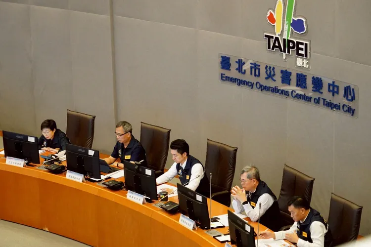 蔣萬安昨日參加巴威颱風防颱整備會議，因「不要給我...」疑措詞不當， 讓網友不滿。北市府提供