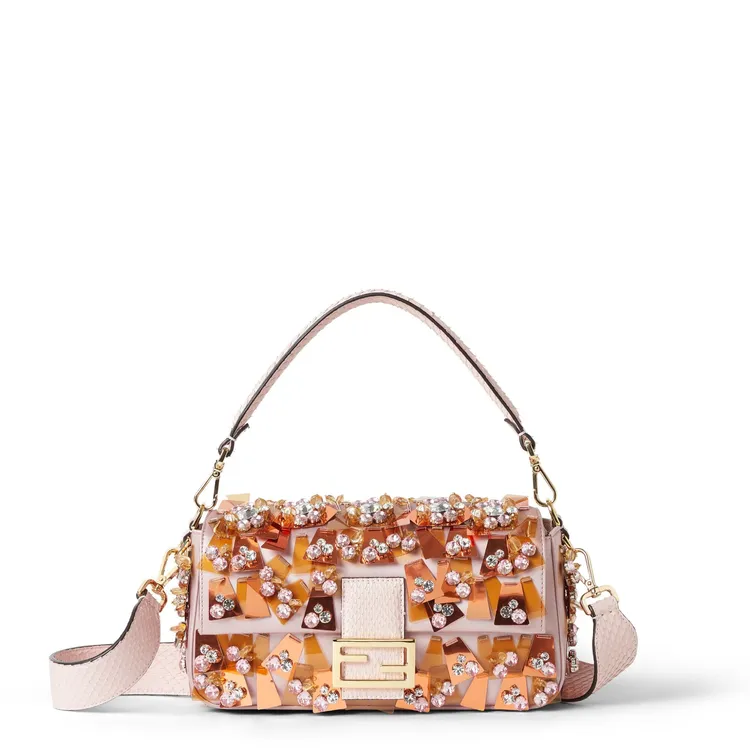 FENDI Baguette粉紅色緞布貼花包款，24萬3000元。品牌提供
