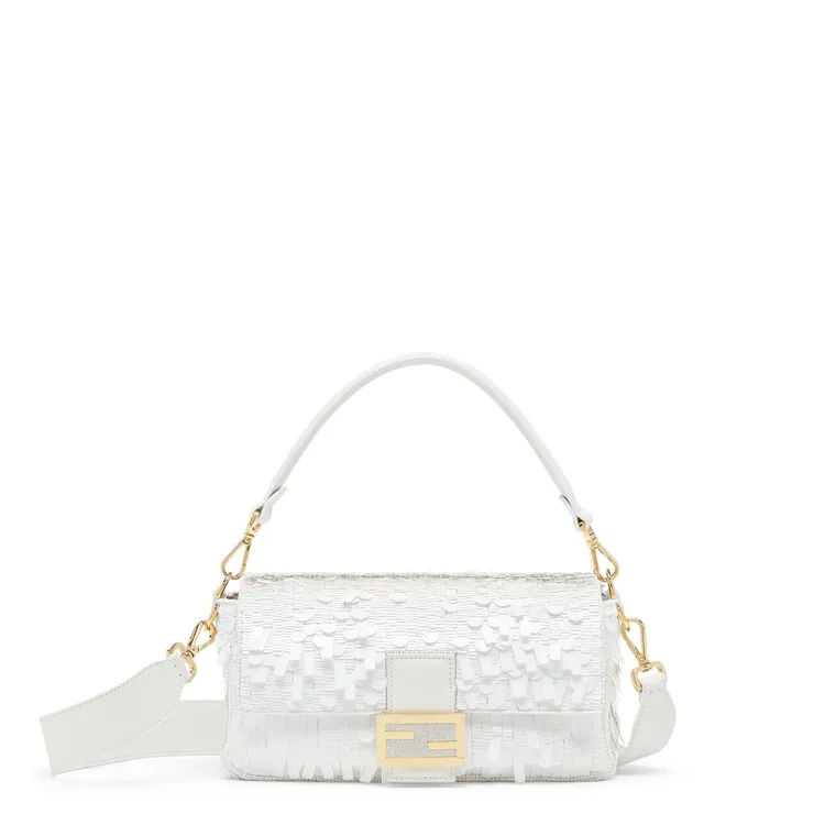 FENDI Baguette白色亮片和皮革包款，18萬4000元。品牌提供