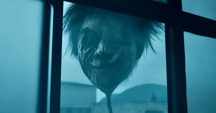 邱以太化為人頭氣球在窗外驚悚現身。奇蹟映畫所提供