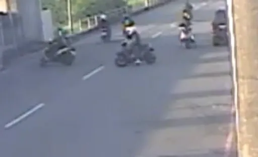逆向狂飆、翹孤輪全入鏡！　林口警跨3縣市掃蕩12飆車族重罰150萬