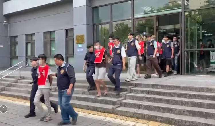 林口警跨區掃蕩改裝車隊，抓12人扣車並最高開罰150萬元。翻攝畫面