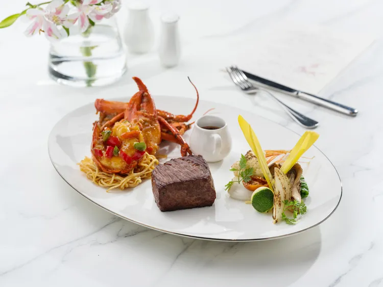 文華Café「平日午間饗．吃．吧」推出全新季節主餐，「爐烤日本A3和牛紐約客搭配百里香醬汁及X.O.醬波士頓龍蝦」以奢華雙饗帶來夏日午間的極致盛宴。業者提供