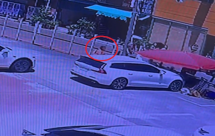 鹿港天后宮轎車暴衝撞炸粿攤 7旬嬤差1秒被撞「媽祖保庇」