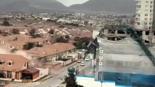 誇張影片｜建案起重機被風吹垮　劈毀對街3棟房屋