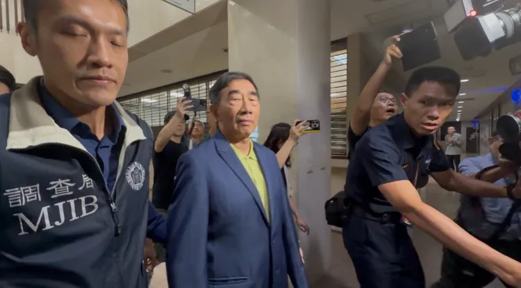 張國華被移送北檢時從容進入法警室，與張國政移送場面天壤之別。張欽攝