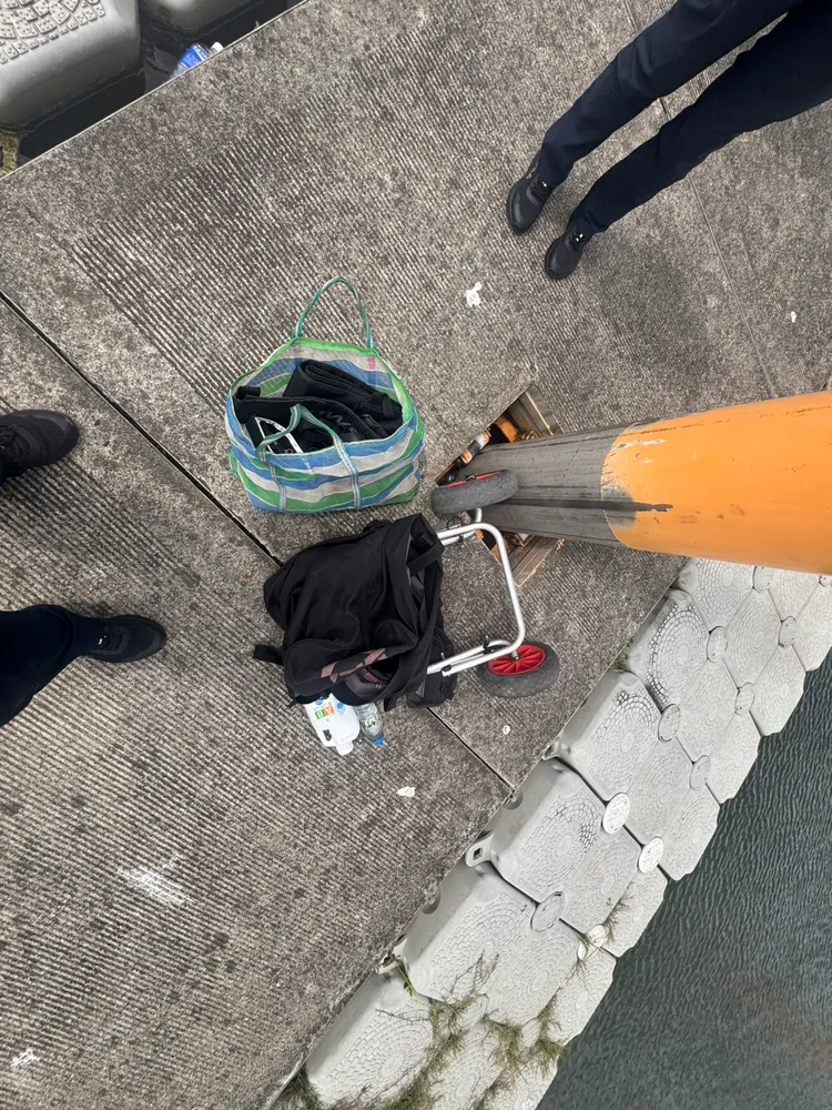 死者於岸上遺留物品。翻攝畫面