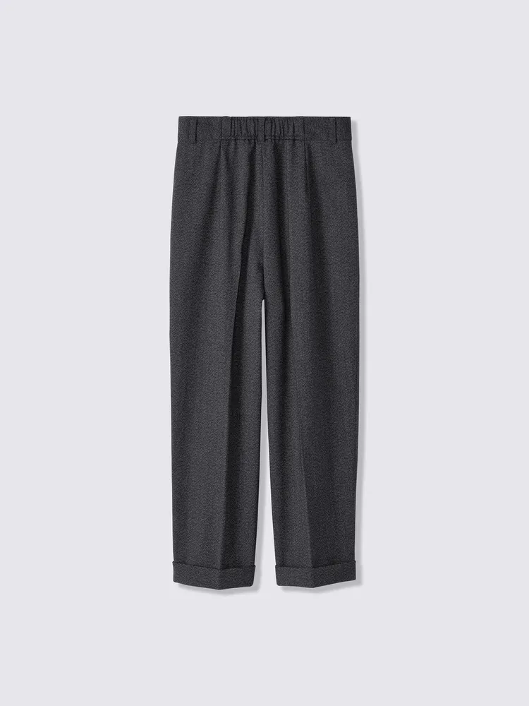 GU打褶錐形褲，890元。品牌提供