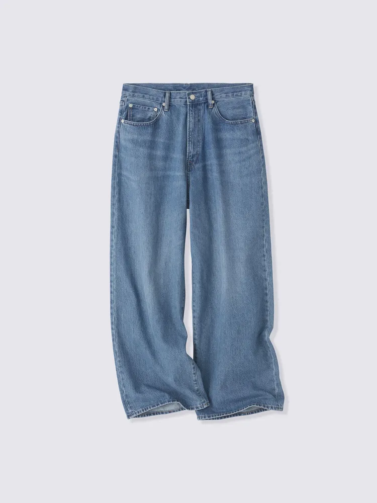 GU超寬版牛仔褲，990元。品牌提供