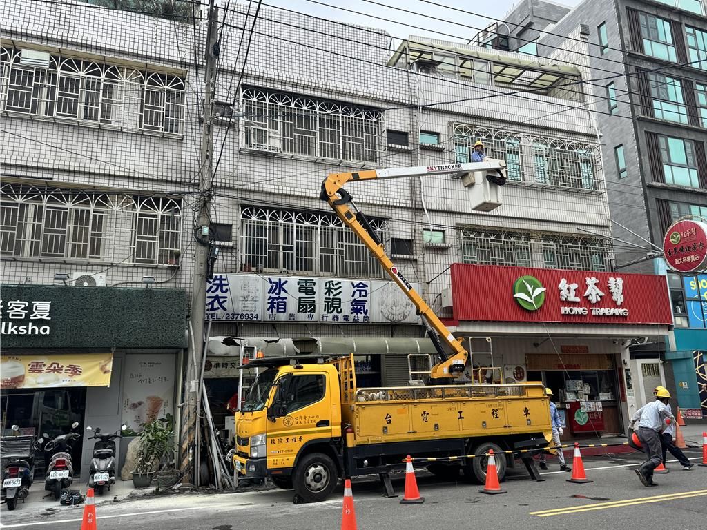 嘉義太保傳意外!換招牌驚傳觸電 工人送醫恢復呼吸心跳