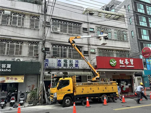 嘉義太保傳意外！換招牌驚傳觸電　工人送醫恢復呼吸心跳