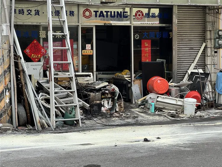 吊車觸碰高壓電線後火花四濺，引燃下方雜物，還造成附近2800多戶停電。民眾提供