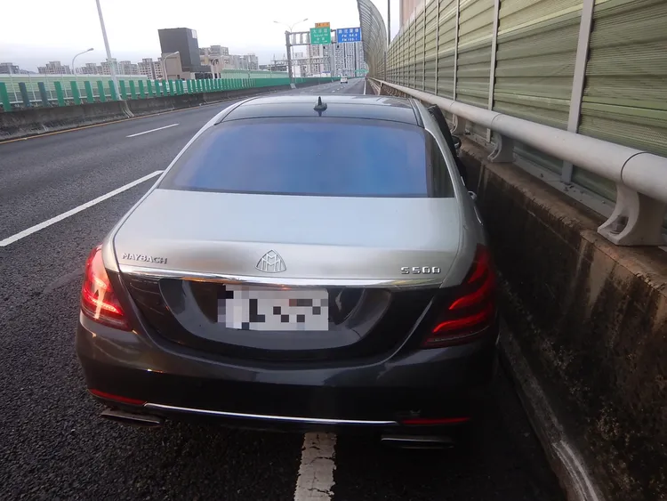 邁巴赫雖因對方變換車道不慎挨撞，但駕駛被查出酒駕。民眾提供
