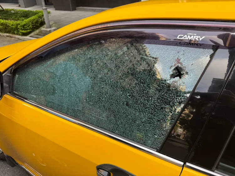 張男行兇前還徒手打破路邊計程車車窗。翻攝畫面
