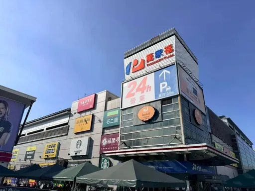 林口「萬家福」驚傳喋血砍人！1男中刀送醫...嫌犯被帶回