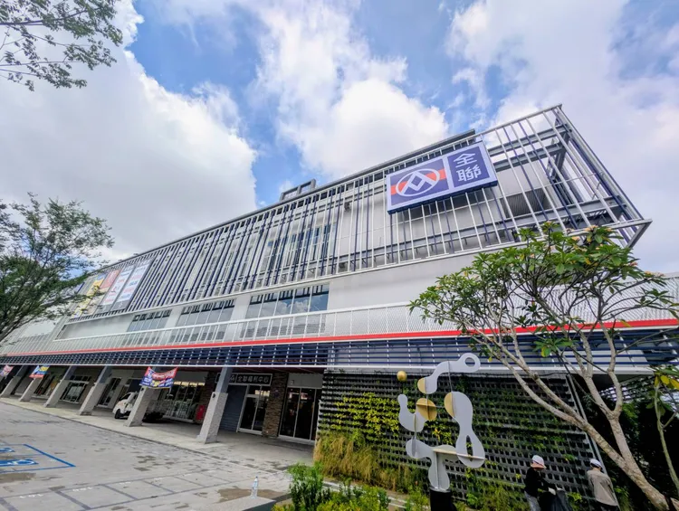 台中進德店是目前坪數最大的複合店。全聯提供