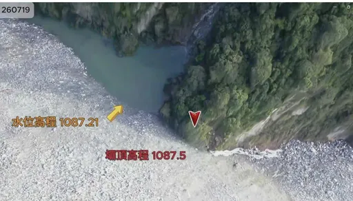 水位距壩頂僅剩6公分！花蓮萬里溪堰塞湖最快傍晚溢流