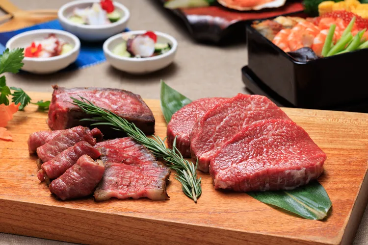 總主廚石原雅弘親自監製的限定菜色「香料風味吊掛燒和牛」，嚴選日本和牛，以香料醃漬後低溫熟成，再以吊掛方式慢火燒烤，完整鎖住肉汁與細膩油花。業者提供