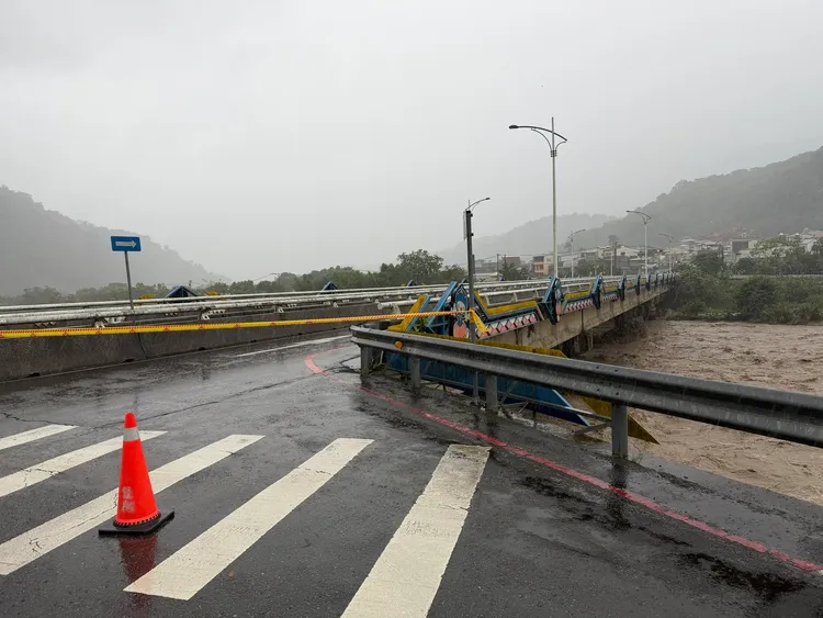 124線西村大橋，經公所通報目前水位已達警戒線，目前已封橋。縣府提供