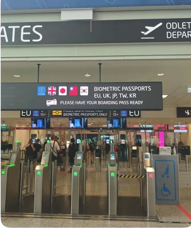 捷克自5月開放台灣、英國、日本與韓國旅客使用離境自動通關系統，當時布拉格哈維爾機場在離境看板上，將中華民國國旗與其他國家和歐盟並列展示。圖片攝於6月18日。
（台灣旅客提供）中央社