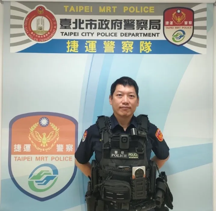 協助巡迴民眾錢包的警員吳政國。翻攝畫面