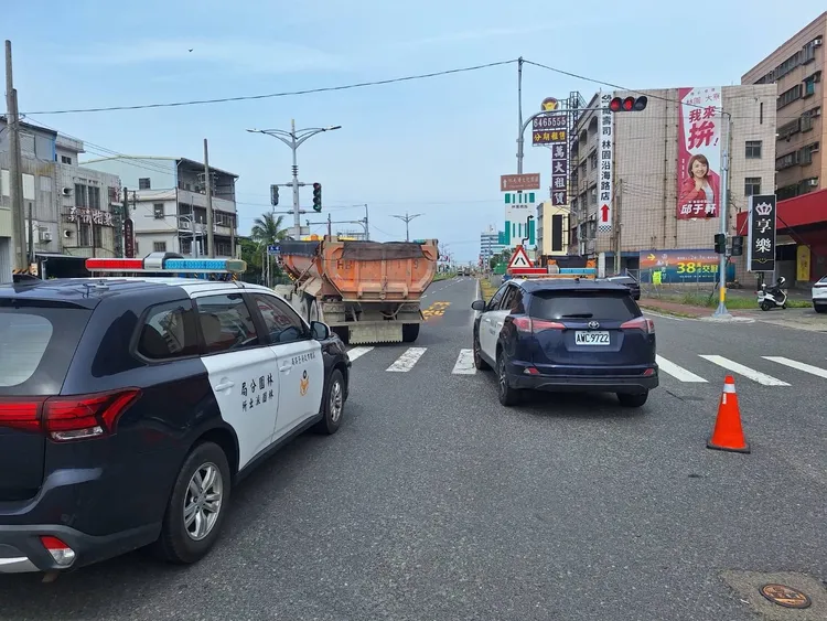 機車倒地後，後座78歲女乘客遭捲入輪下，不幸喪命。民眾提供