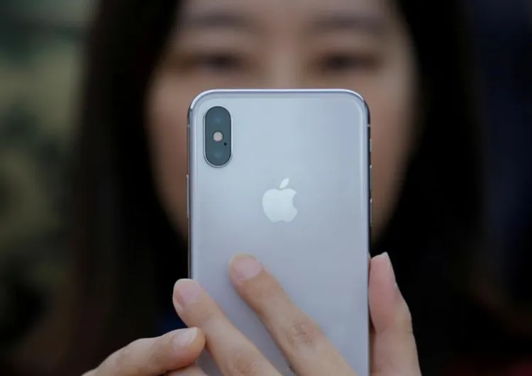 2017年推出的iPhone X，因初期備貨量有限，導致市場出現供不應求情況，轉售市場價格一度被炒高近1倍。路透