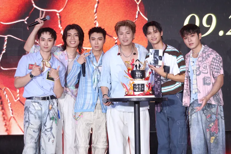 男團FEniX到場送上蛋糕祝賀蕭景鴻。莊宗達攝