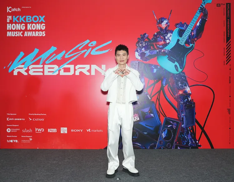 蕭秉治登KKBOX香港風雲榜演出，靠「空耳小抄」飆唱張國榮《追》。相信音樂提供