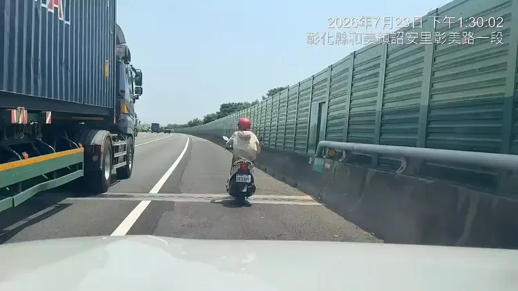 女騎士誤闖國道行駛於路肩，熱心駕駛尾隨後方護駕，不過，這名熱心駕駛也面臨違規開罰。民眾提供
